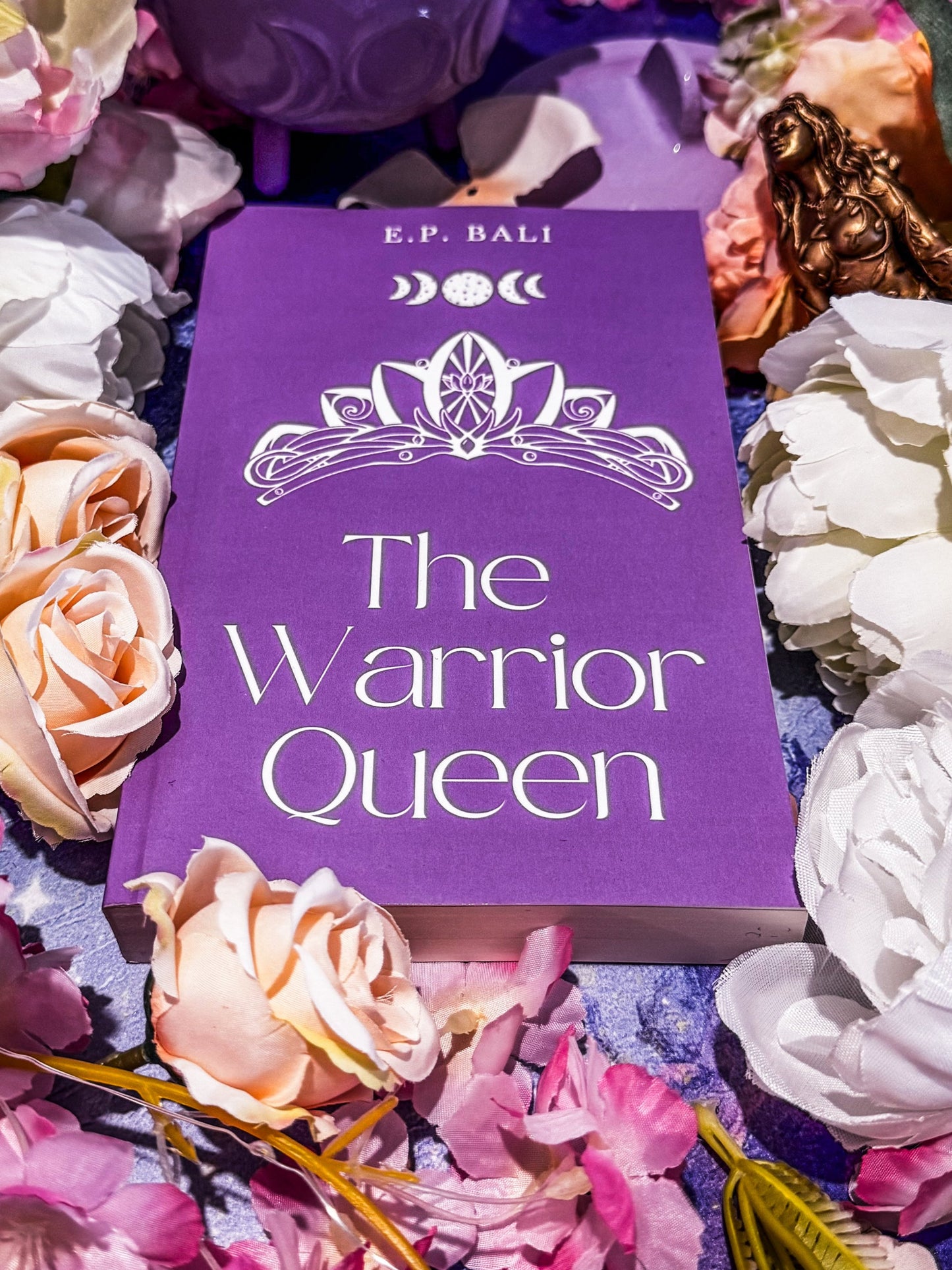 The Warrior Queen (Warrior Midwife #3) Pastel Paperback